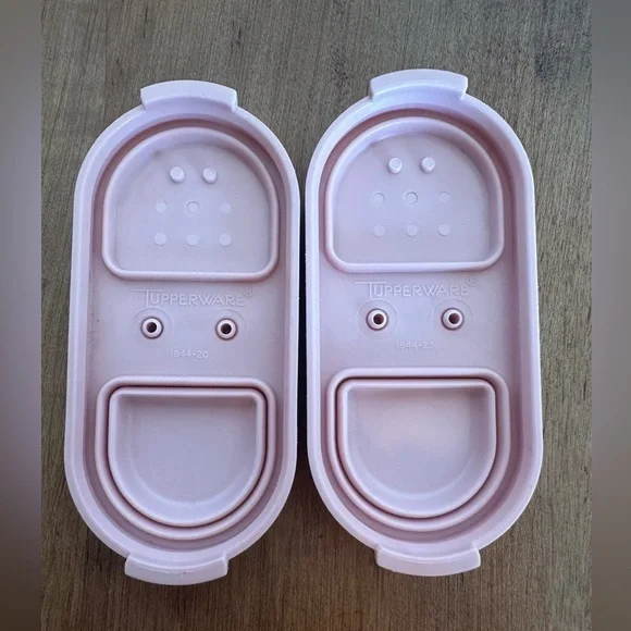Pair of Vintage Tupperware Spice Shaker Salt Pepper Containers Pink With Lids x2 - Picture 10 of 13